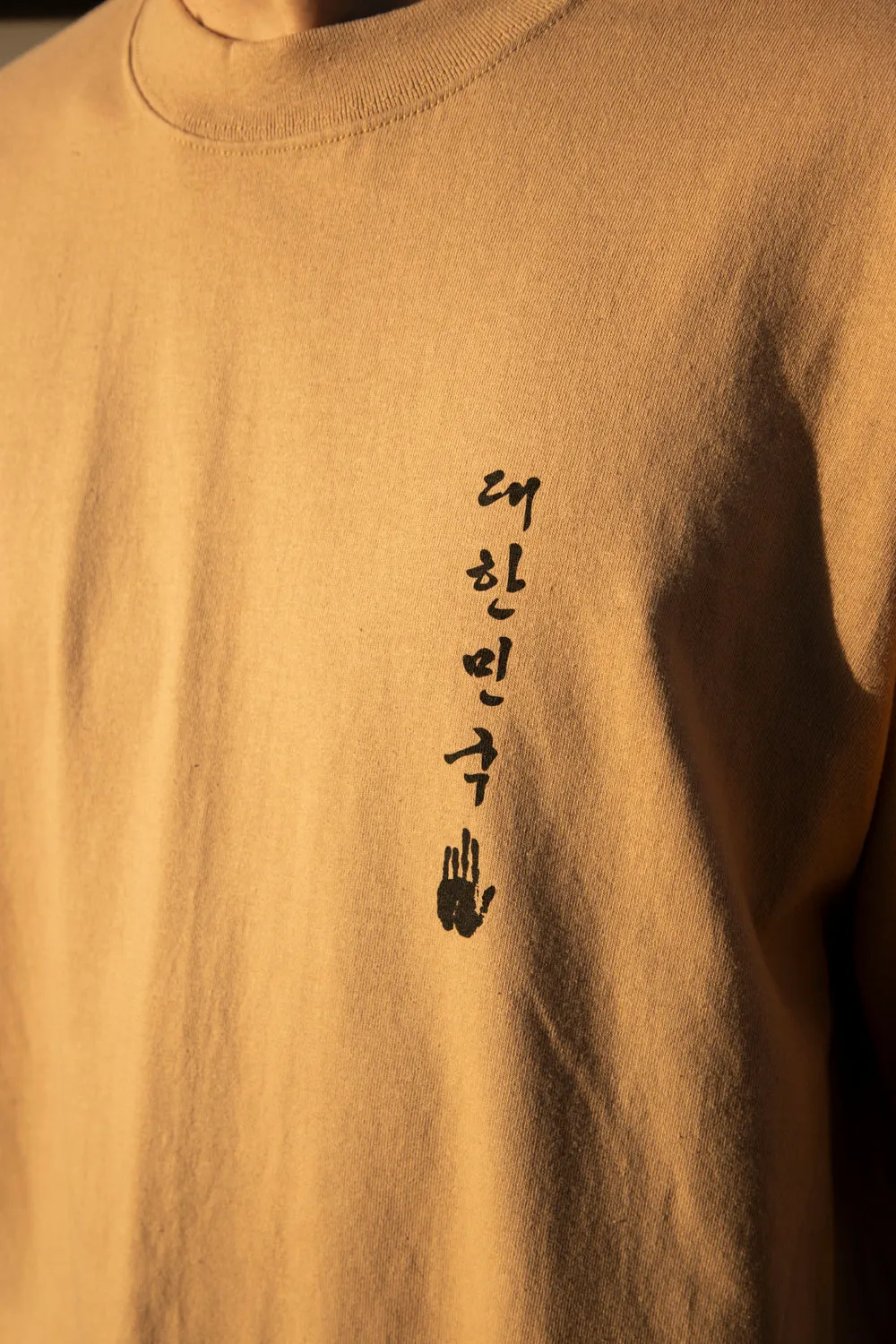 AHN HANDPRINT TEE (KHAKI)