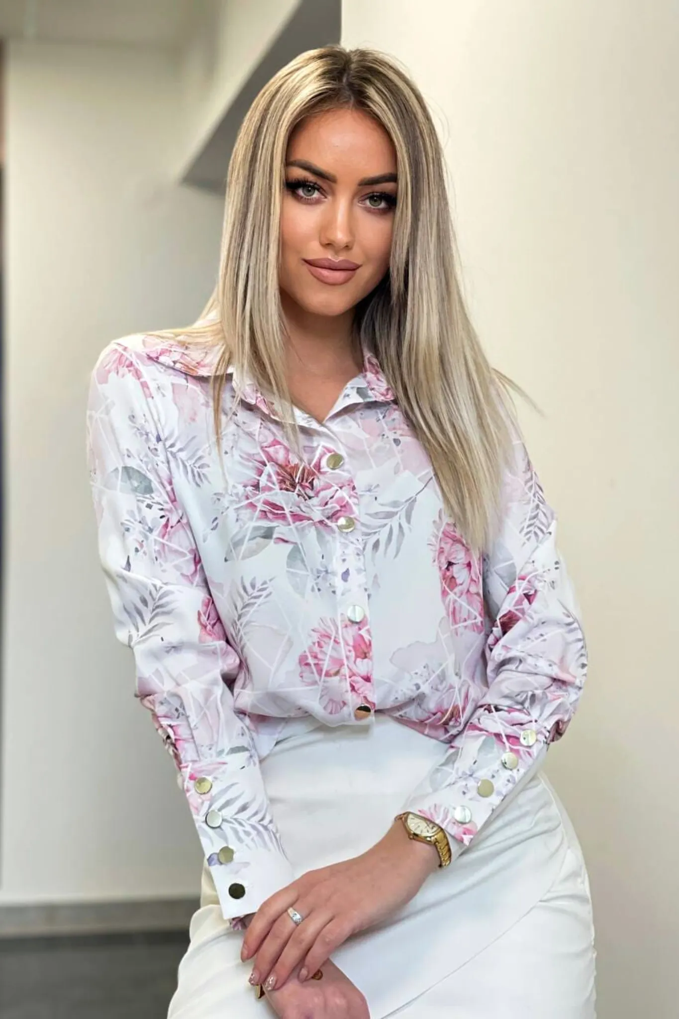 Camicia elegante bianca a fantasia floreale rosa con bottoni dorati