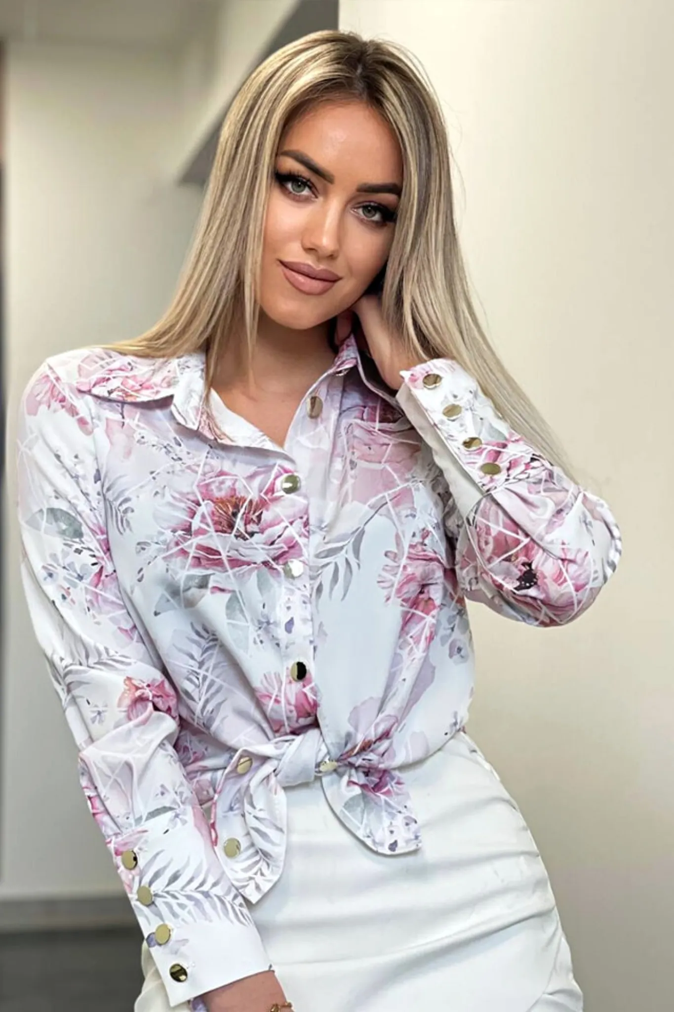 Camicia elegante bianca a fantasia floreale rosa con bottoni dorati