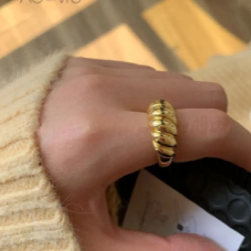 Croissant Ring Gold